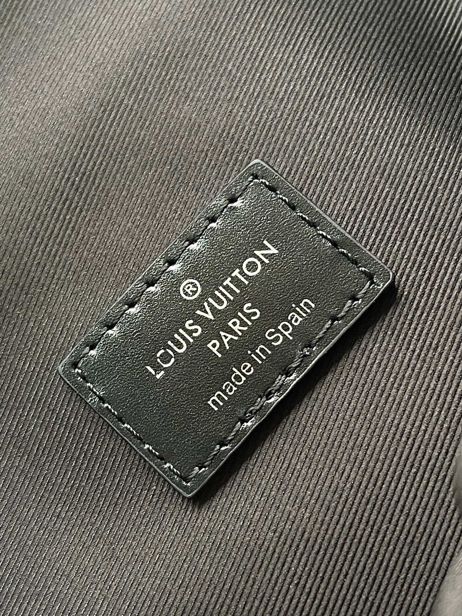 LV Cargo Wearable Wallet M13989 23x14x10cm