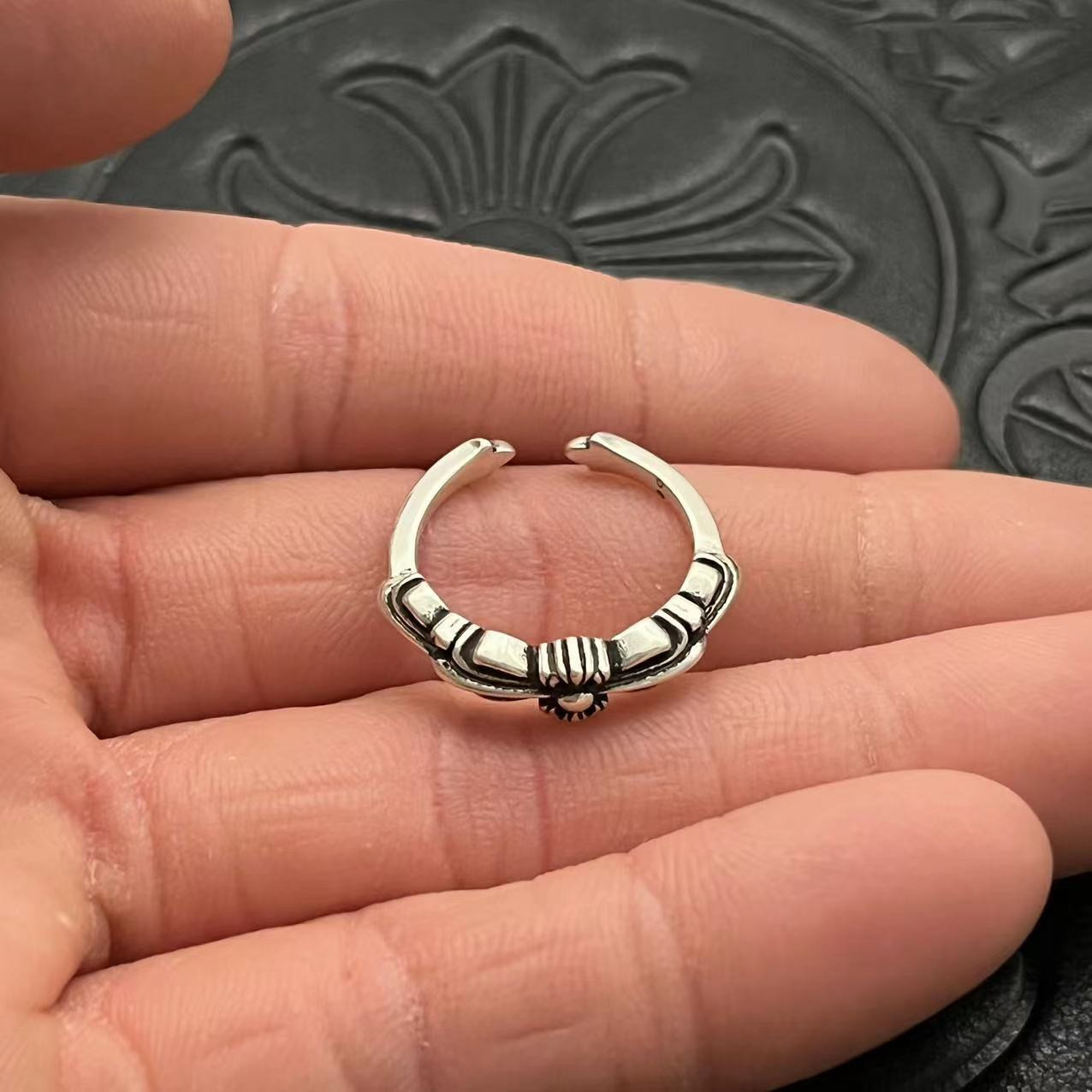 Ch**me He**ts open-ended small cross ring