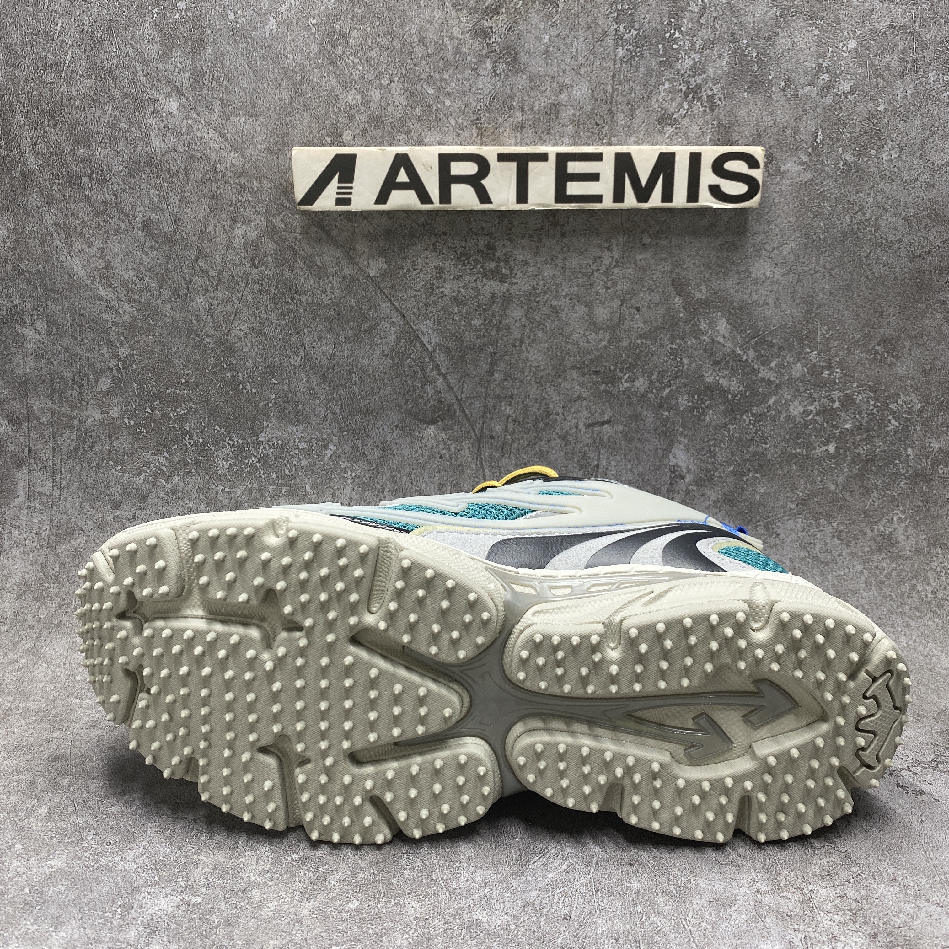 UA Off-White "BE RIGHT BACK"