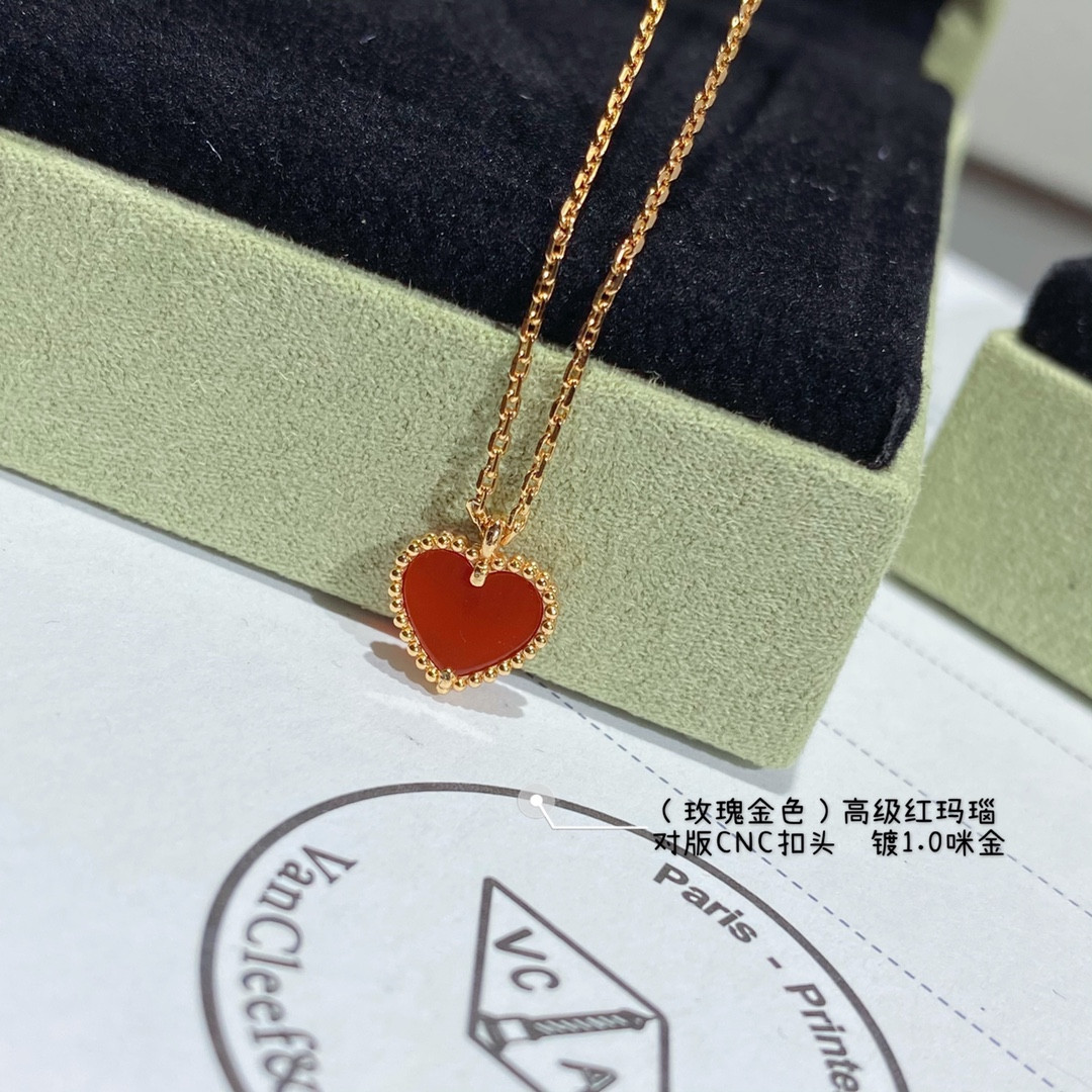 V*N CL*F & arpels red agate heart-shaped love necklace