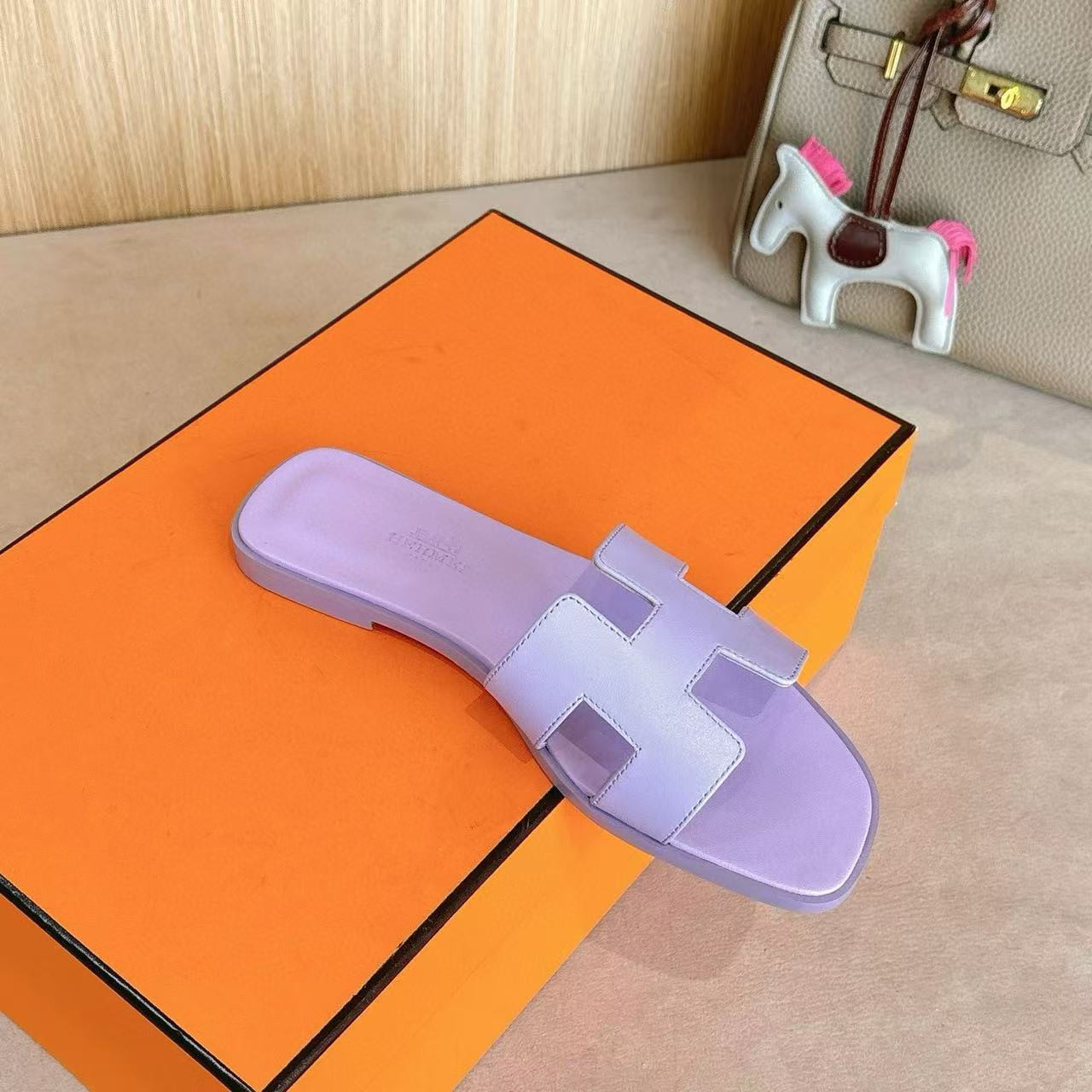 ua H**me5 oran sandal