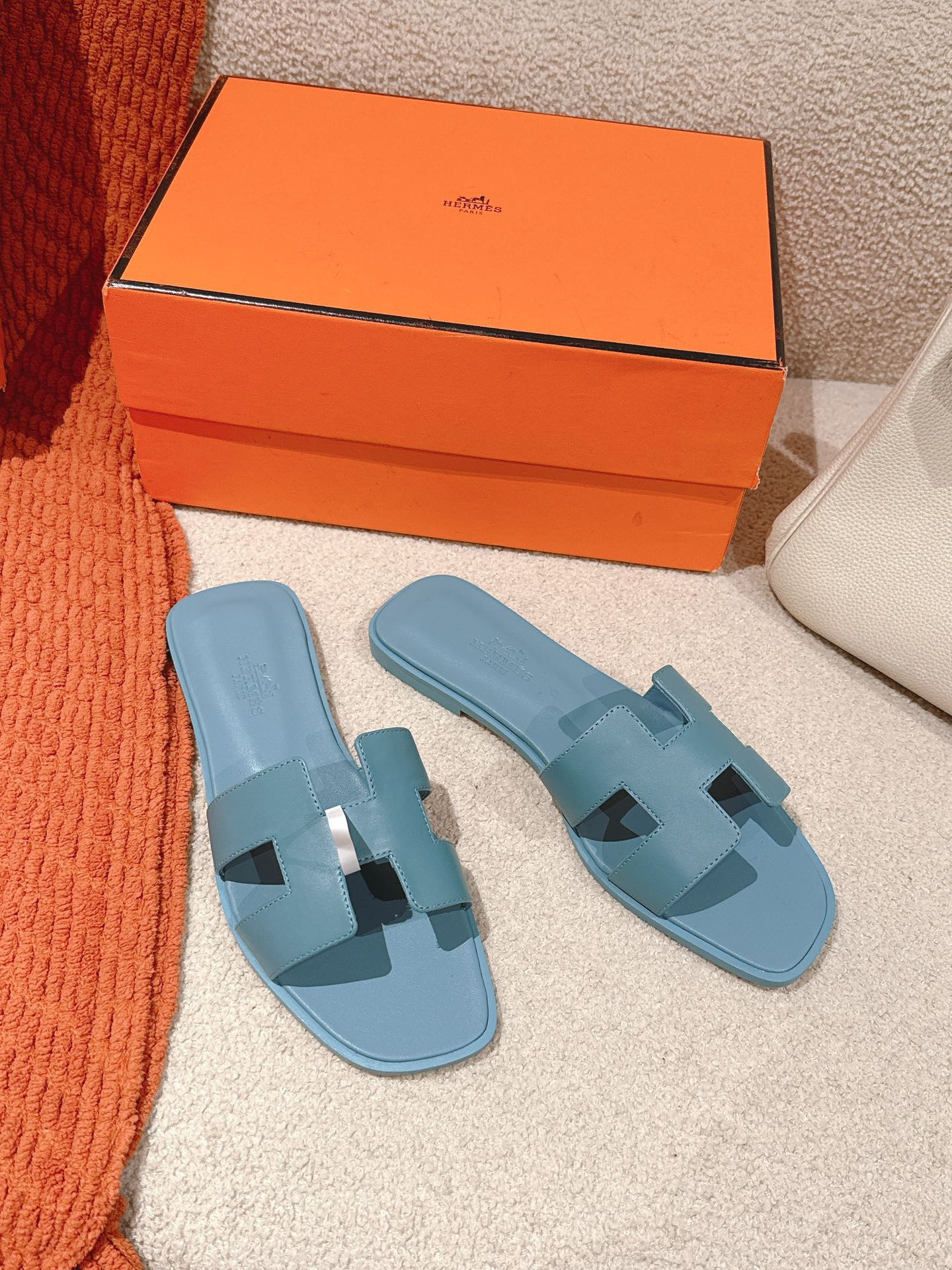 ua H**me5 oran sandal