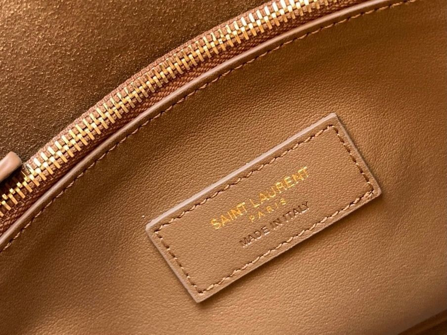 y*l le 5 À 7 S*pple small in grained leather 23 x 22 x 8.5 cm