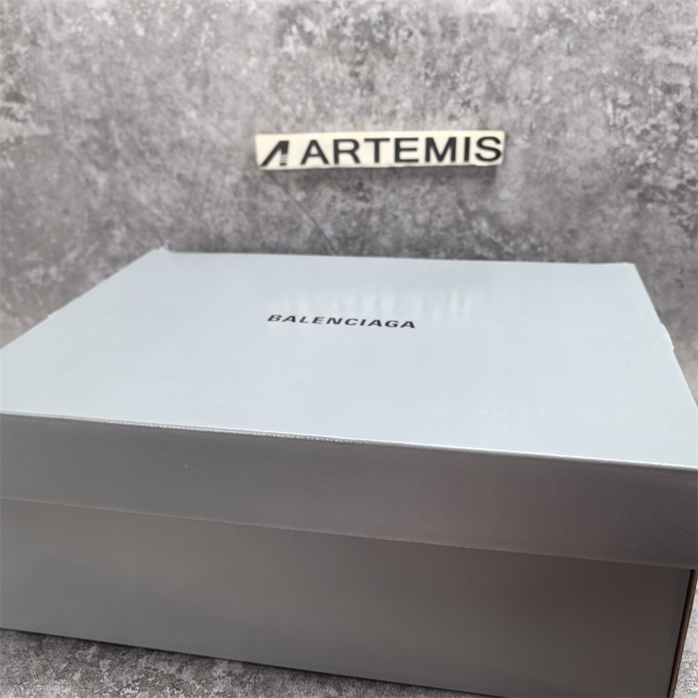 ua Ba*len*cia*ga runner sneaker