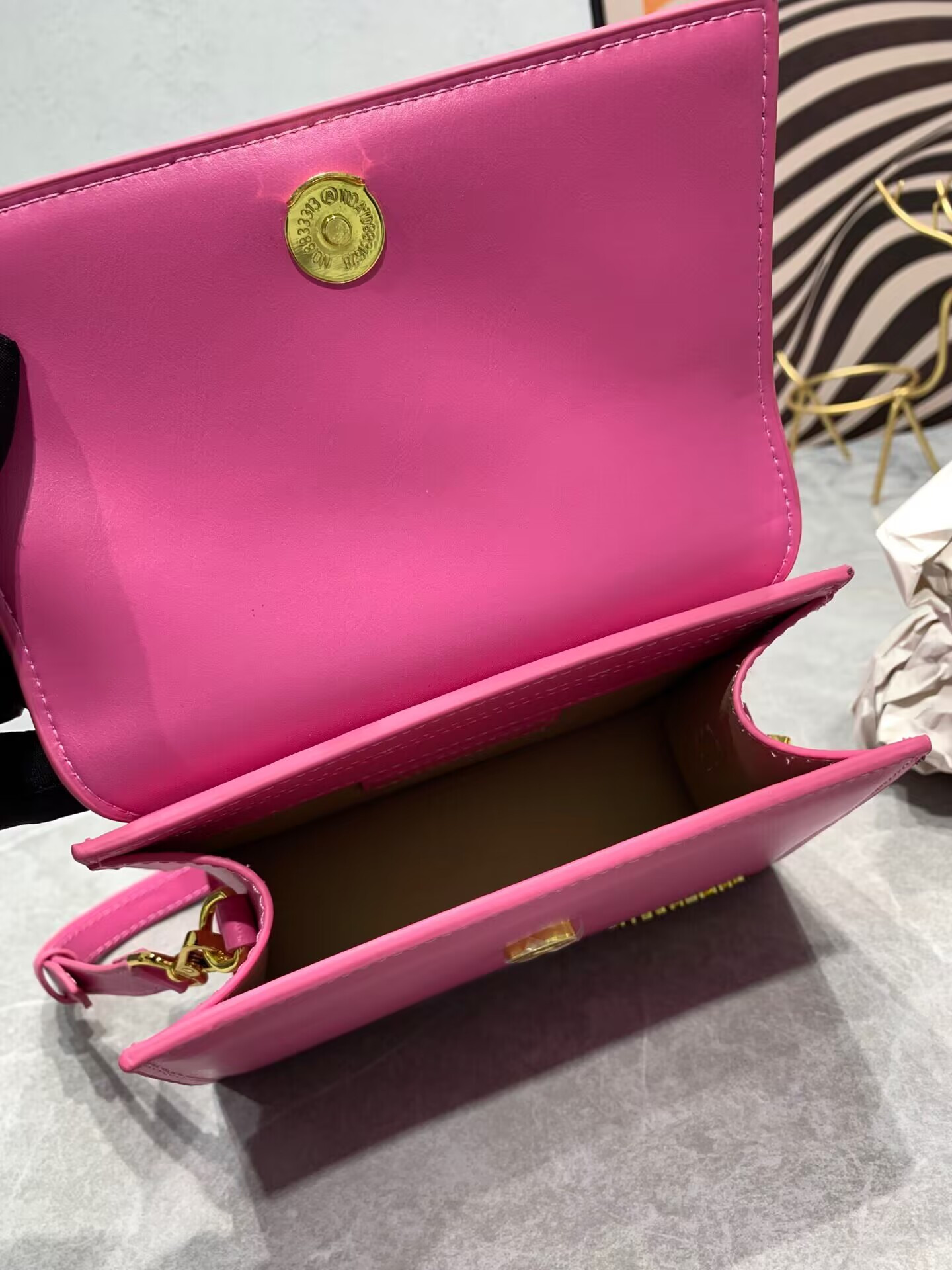 JACQUEMUS Le Chiquito moyen LES CLASSIQUES 20×15.5×8cm