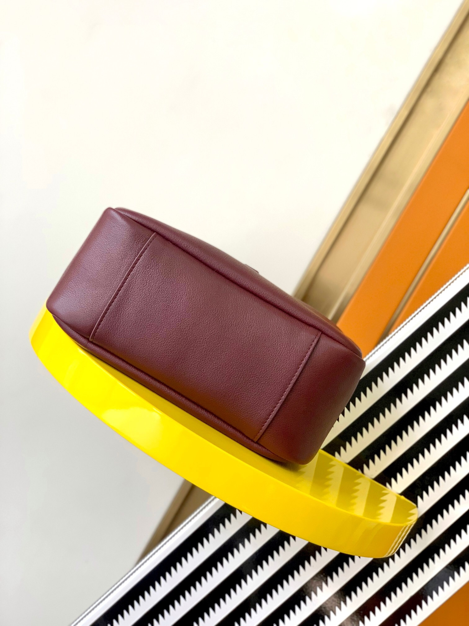 y*l le 5 À 7 S*pple small in grained leather 23 x 22 x 8.5 cm