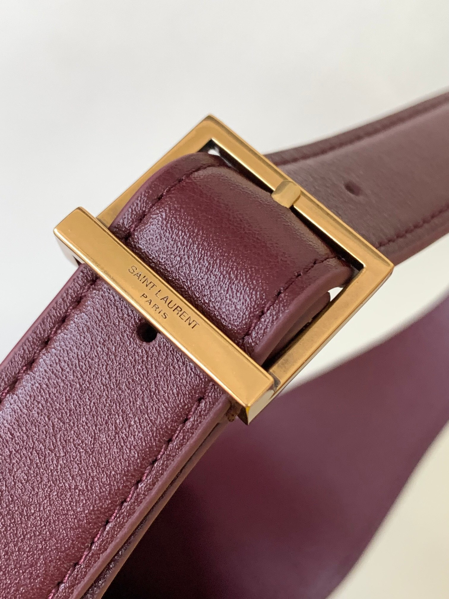 y*l le 5 À 7 S*pple small in grained leather 23 x 22 x 8.5 cm