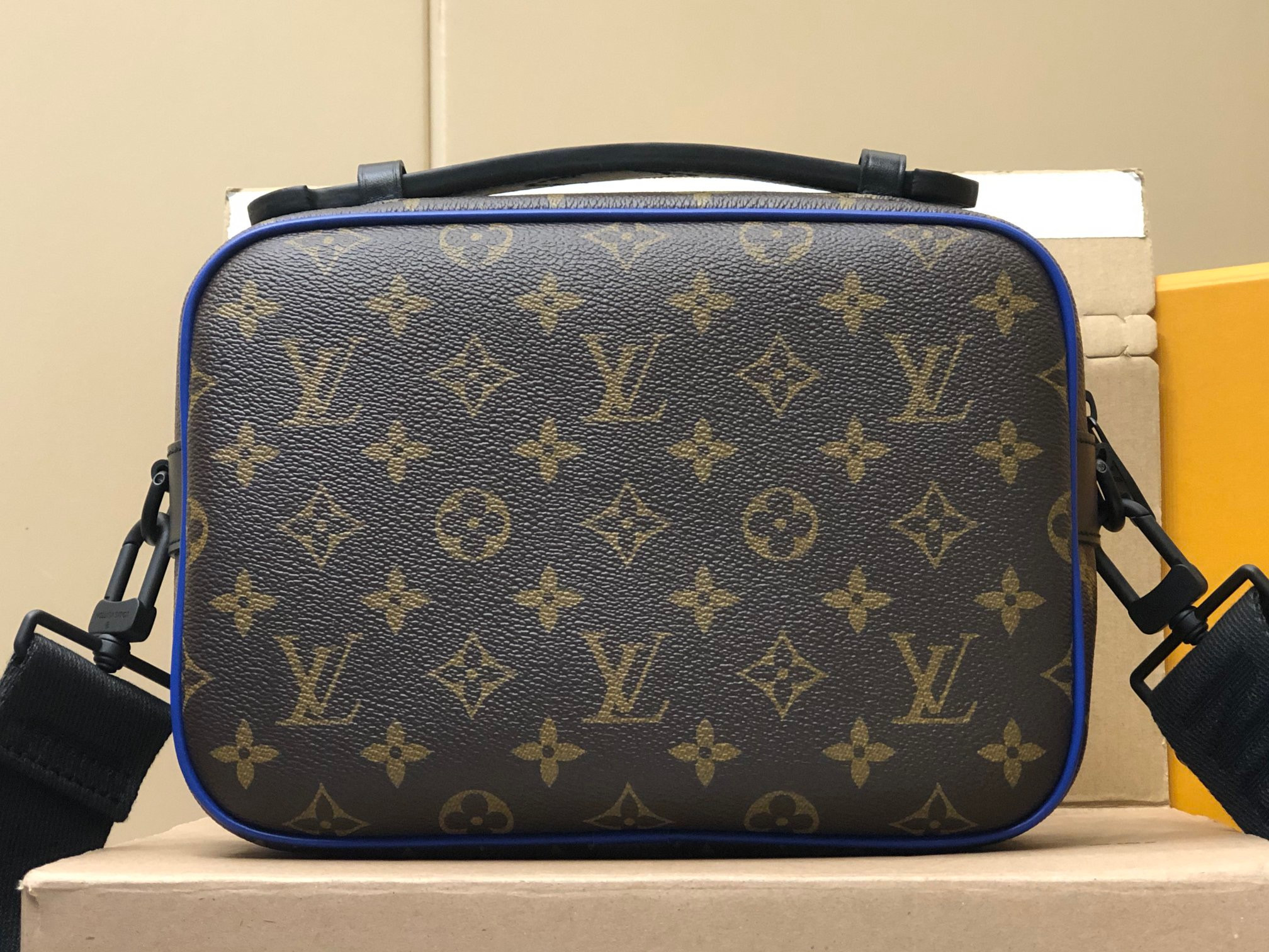 LV S LOCK MESSENGER M45863