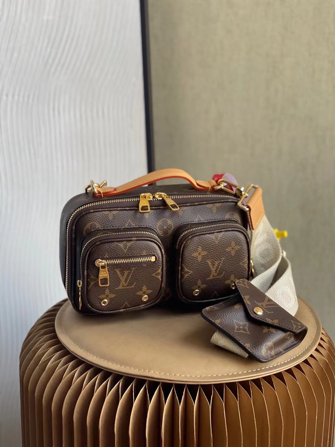 LV UTILITY CROSSBODY M80446