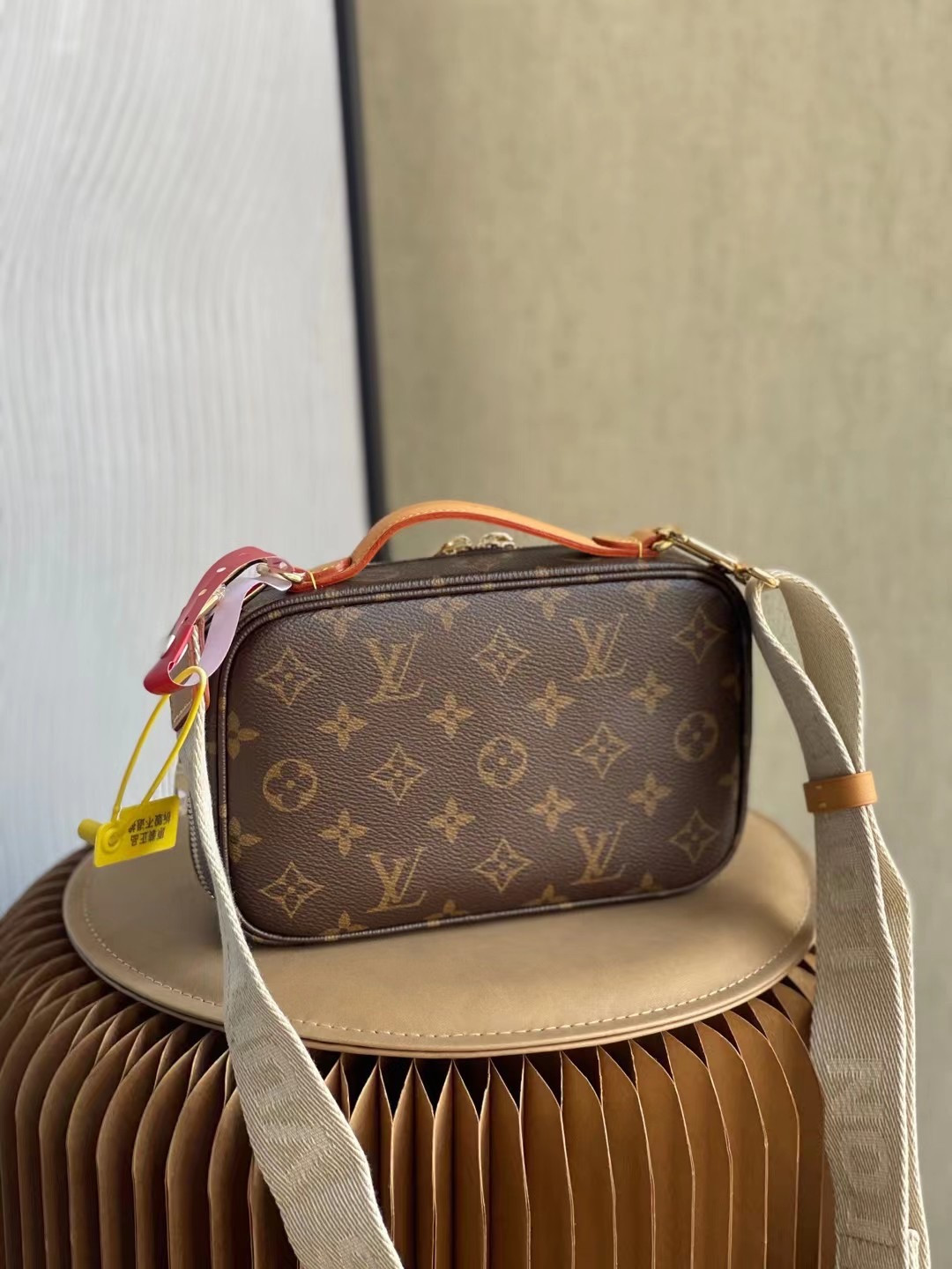 LV UTILITY CROSSBODY M80446