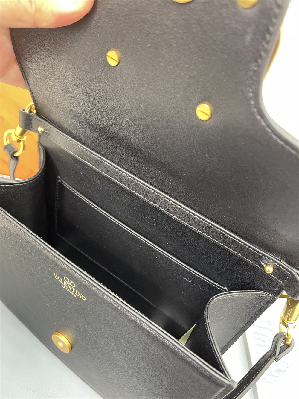 Va1e*ntin0 garavani locÒ calfskin shoulder small bag black 22 x 16 x 7 cm