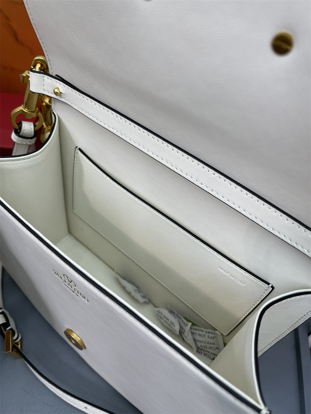 Va1e*ntin0 garavani locÒ calfskin shoulder small bag 22 x 16 x 7 cm