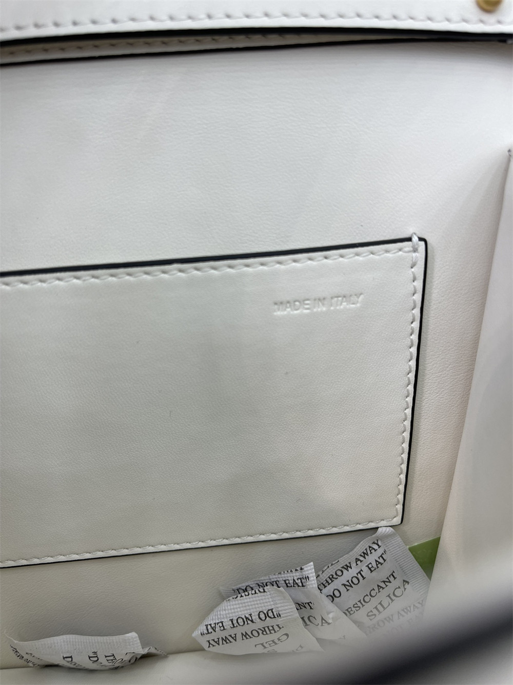 Va1e*ntin0 garavani locÒ calfskin shoulder small bag 22 x 16 x 7 cm