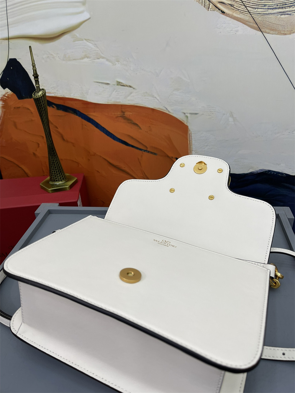 Va1e*ntin0 garavani locÒ calfskin shoulder small bag 22 x 16 x 7 cm