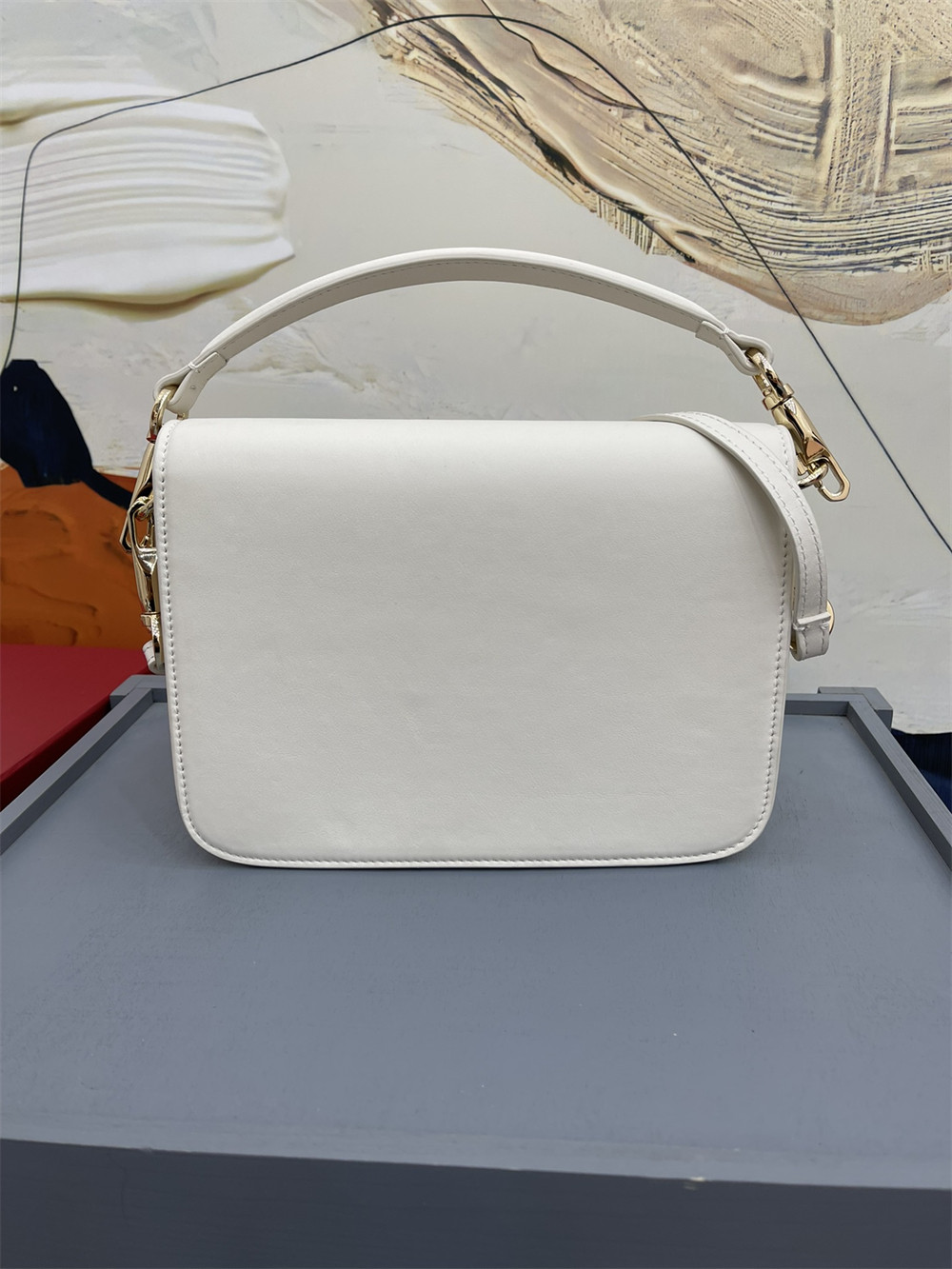 Va1e*ntin0 garavani locÒ calfskin shoulder small bag with white hardware 22 x 16 x 7 cm