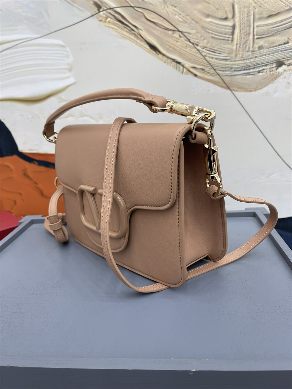 Va1e*ntin0 garavani locÒ calfskin shoulder small bag rose cannelle 22 x 16 x 7 cm