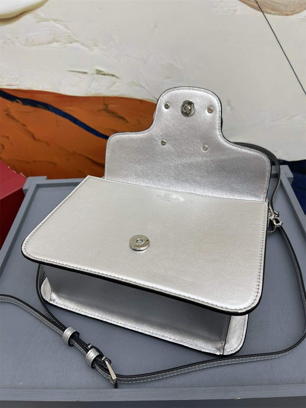 Va1e*ntin0 garavani locÒ calfskin shoulder small bag silver 22 x 16 x 7 cm