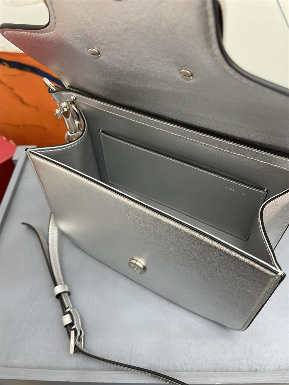 Va1e*ntin0 garavani locÒ calfskin shoulder small bag silver 22 x 16 x 7 cm