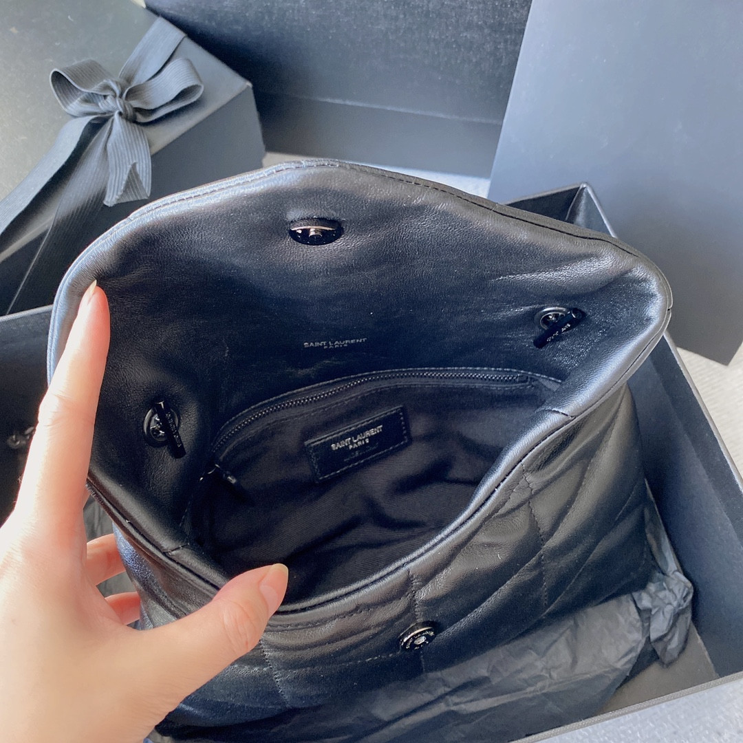 Y*L puffer in leather navy 23 x 15.5 x 5.8 cm