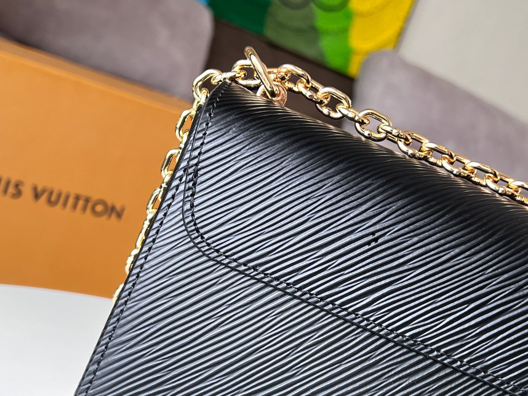 l0*is V*t0n m21113 twist mm 9.1 x 6.7 x 3.7 inches