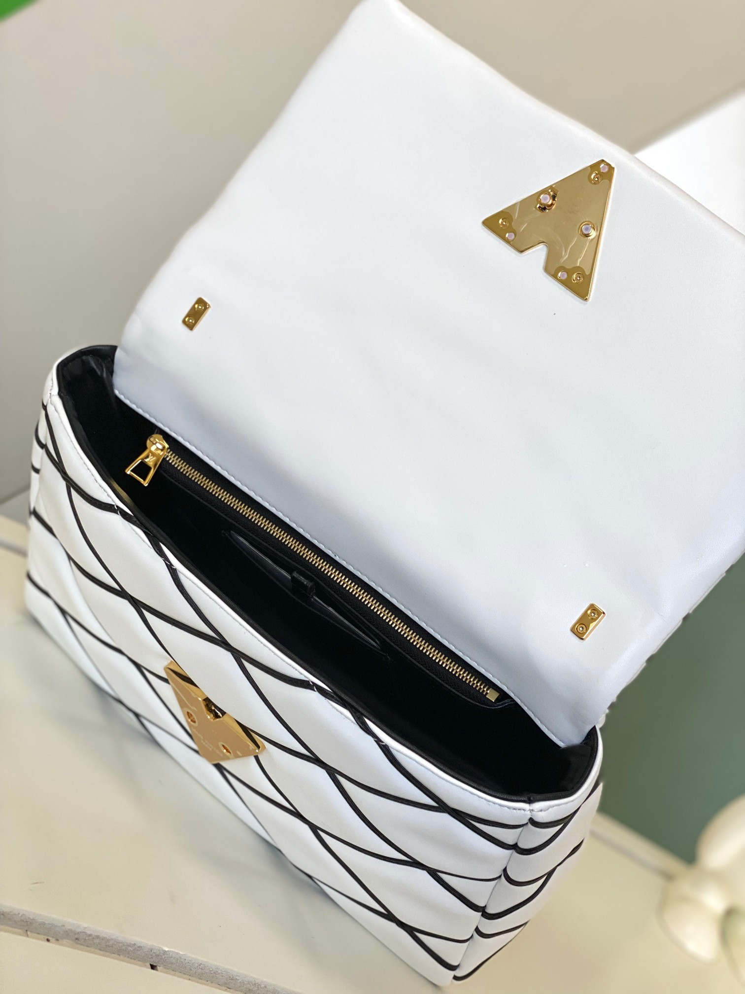 l0*is V*t0n go-14 gm white 12.2 x 7.7 x 4.3 inches