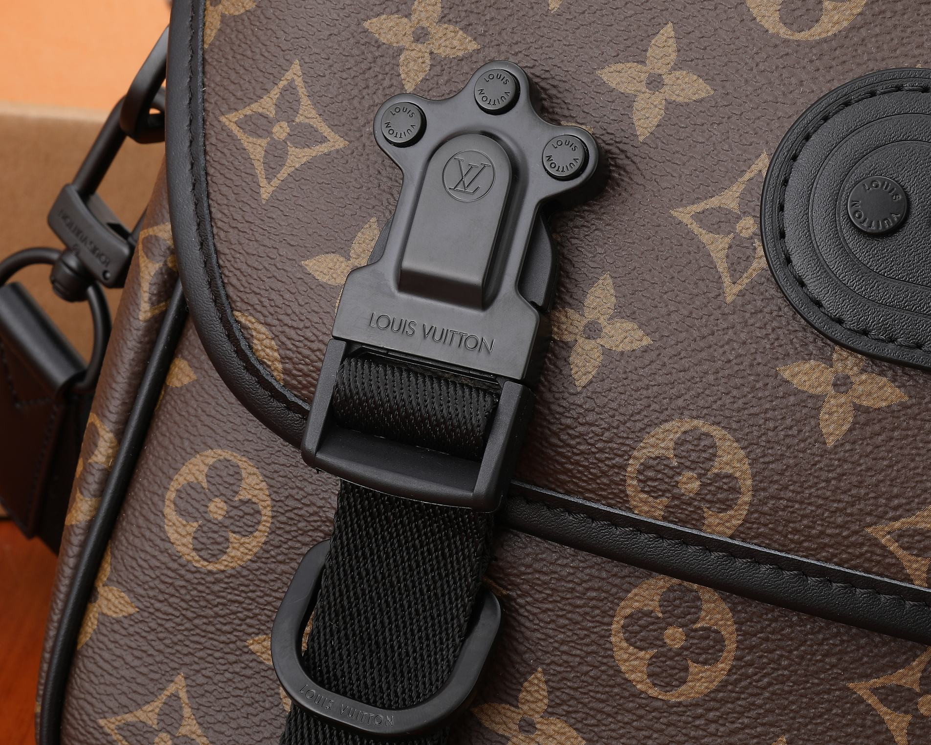 LV M46972 Trail Messenger 31 x 22 x11CM