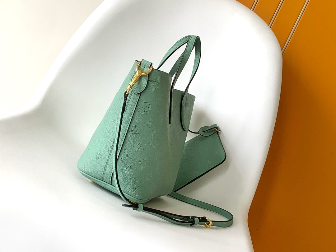 LV Blossom M24930 20.0 x 20.0 x 12.5 CM