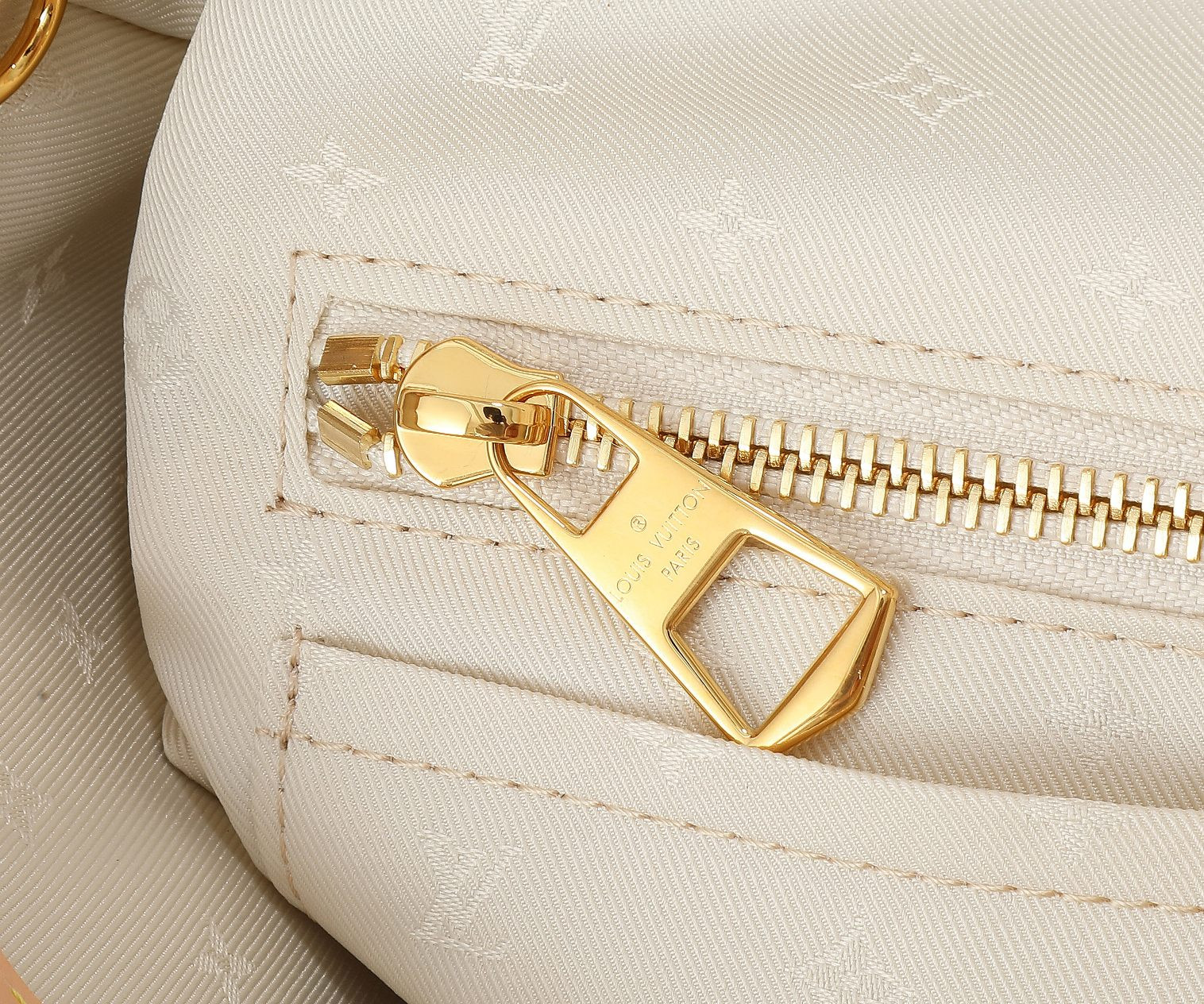 LV CarryAll PM M24707 11.6x9.4x4.7 inches