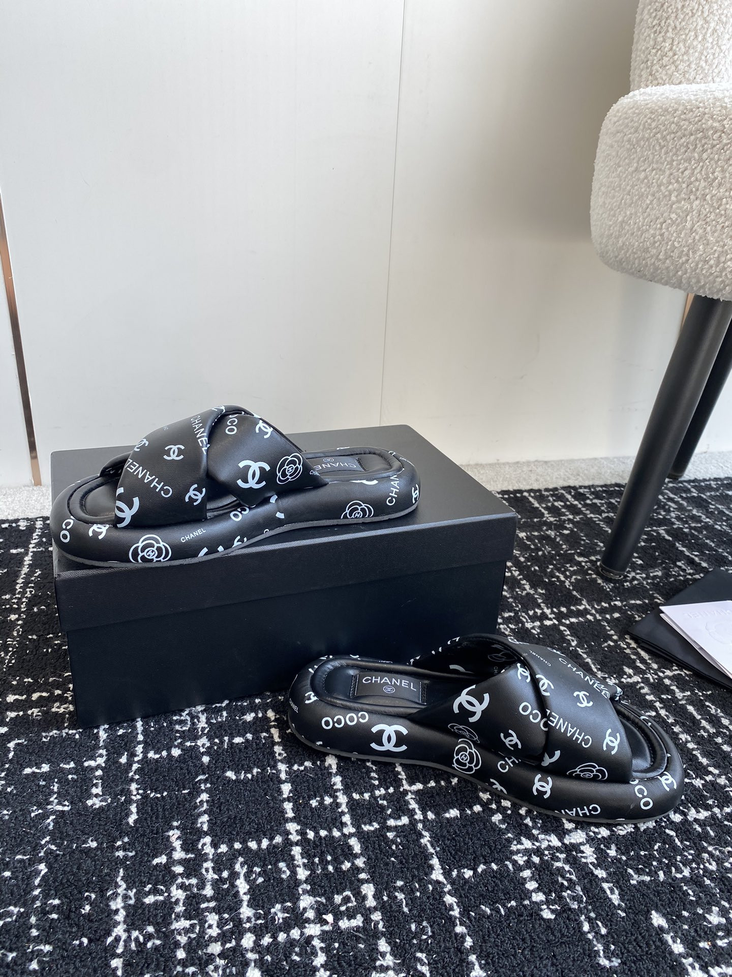 ua Ch*el slippers