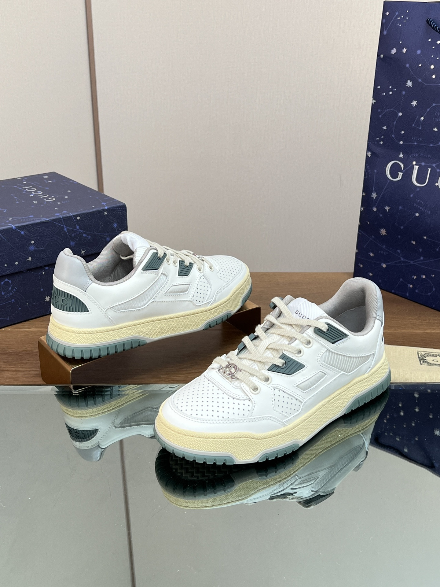 ua G*u*i low-top sneaker