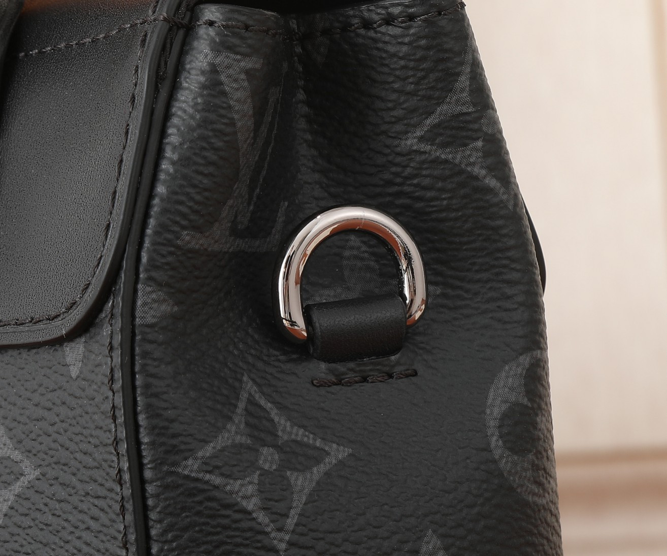 LV Nano Steamer M82774 5.9 x 7.1 x 2.8 in