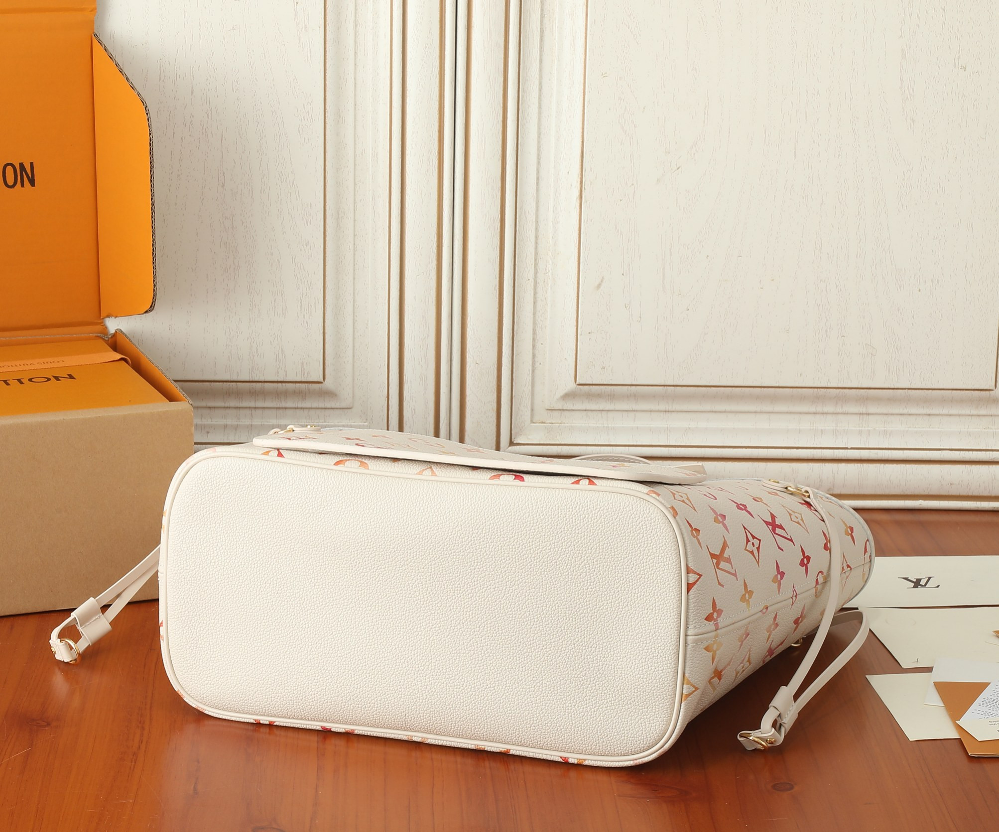 LV Neverfull MM M47080 12.2 x 11 x 5.5 in Without Box