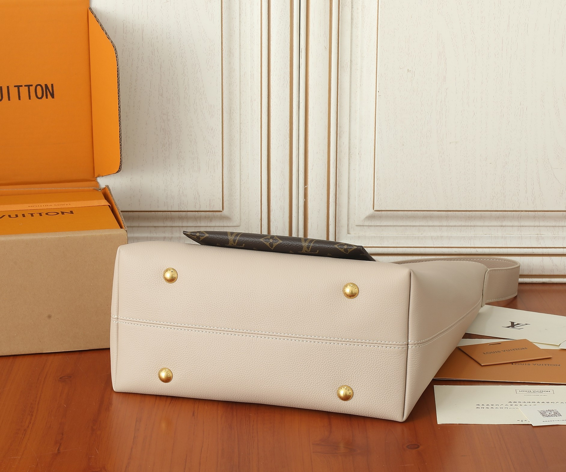 LV Low Key Hobo MM M25022 12.2 x 13.8 x 7.1 in