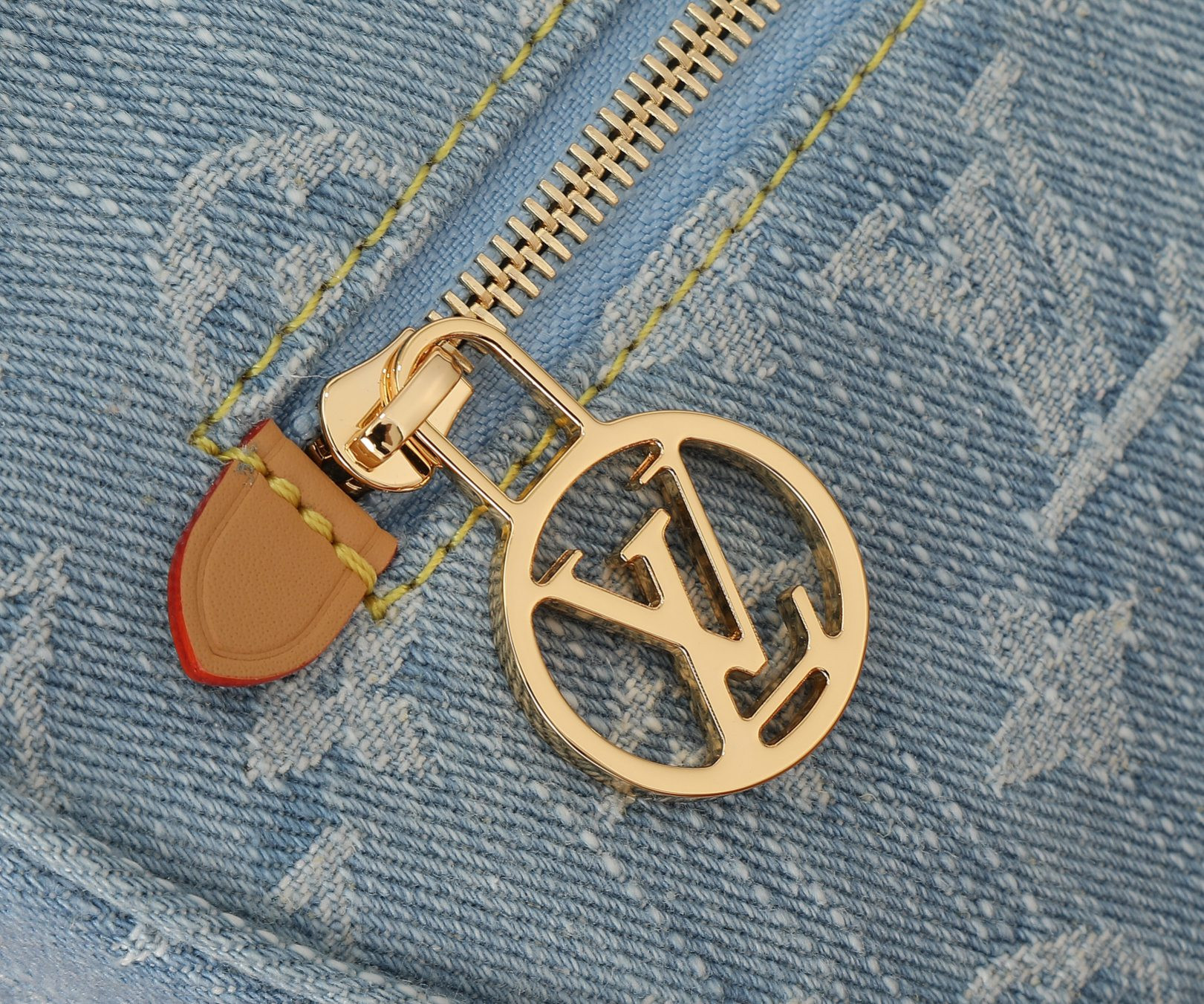 LV Loop M24846 9.1 x 5.1 x 2.4 inches