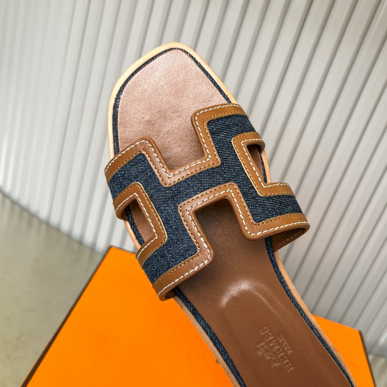 ua H**me5 oran sandal