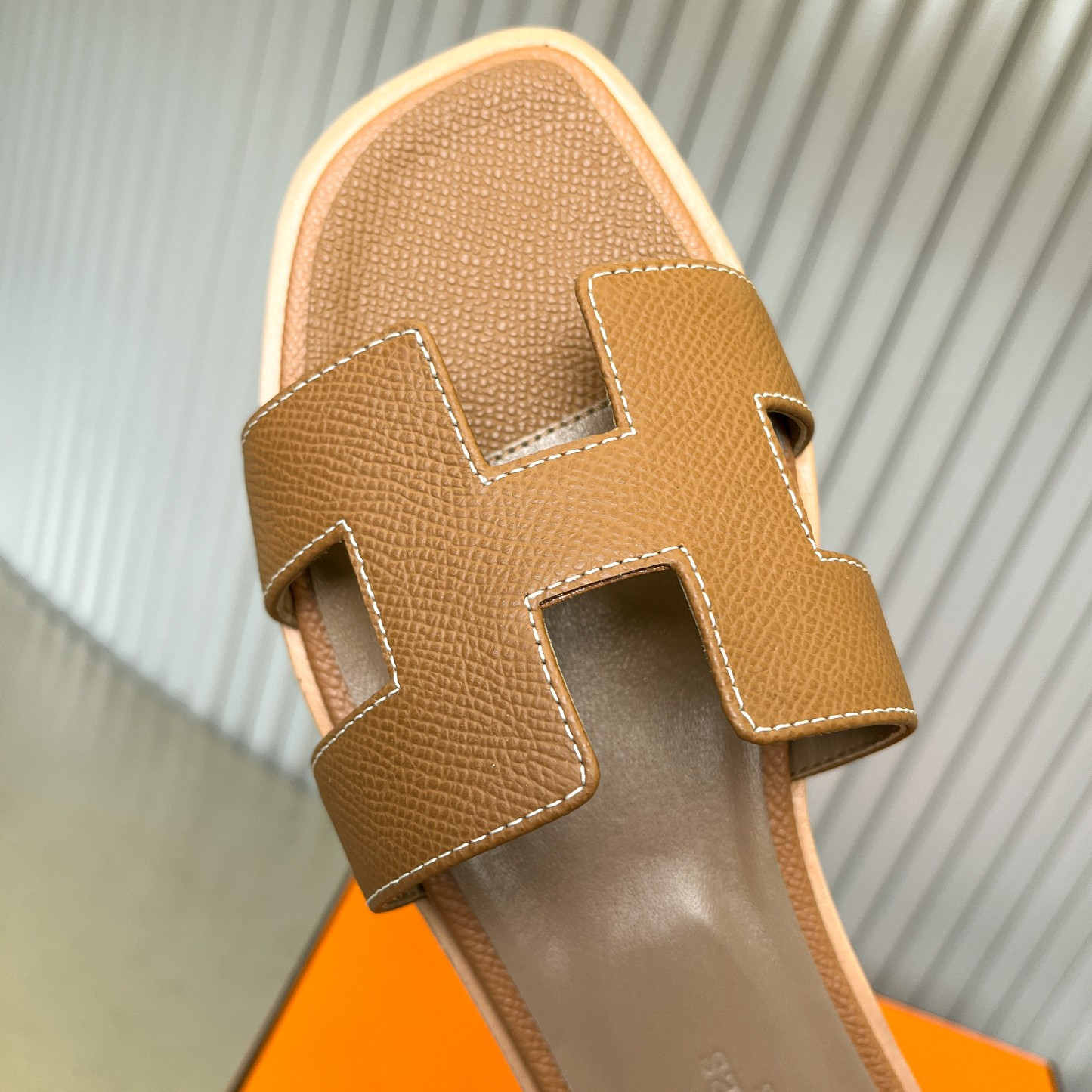 ua H**me5 oran sandal
