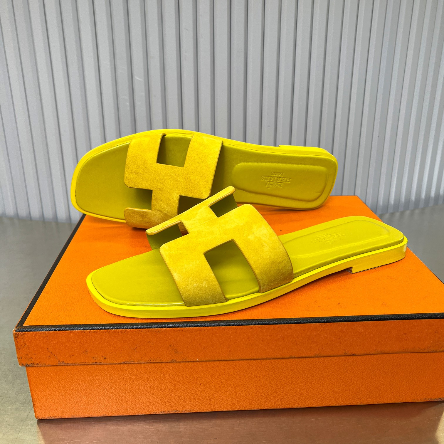 ua H**me5 oran sandal