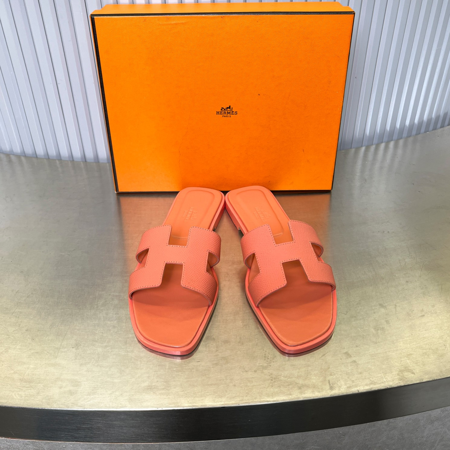 ua H**me5 oran sandal