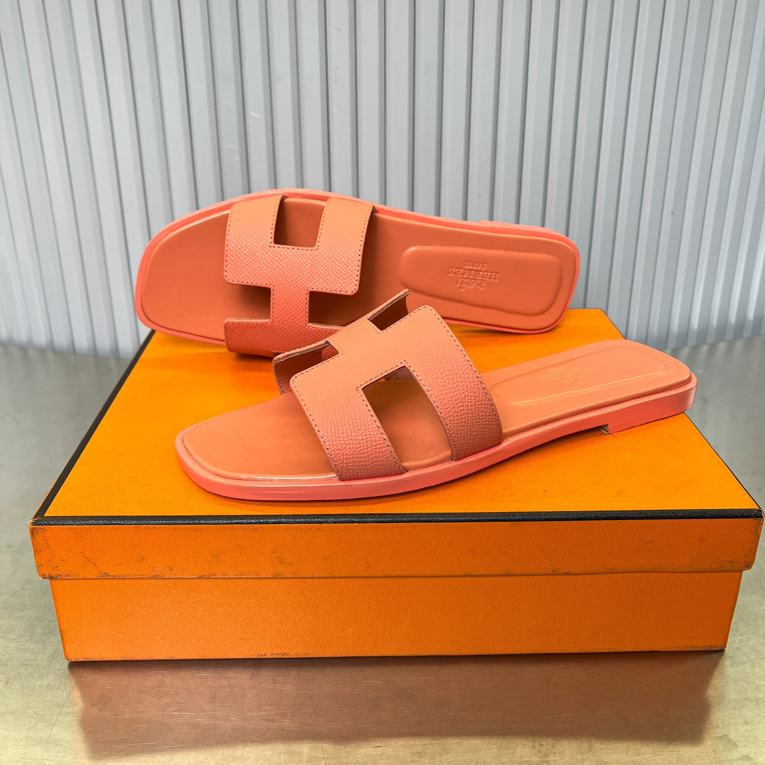 ua H**me5 oran sandal