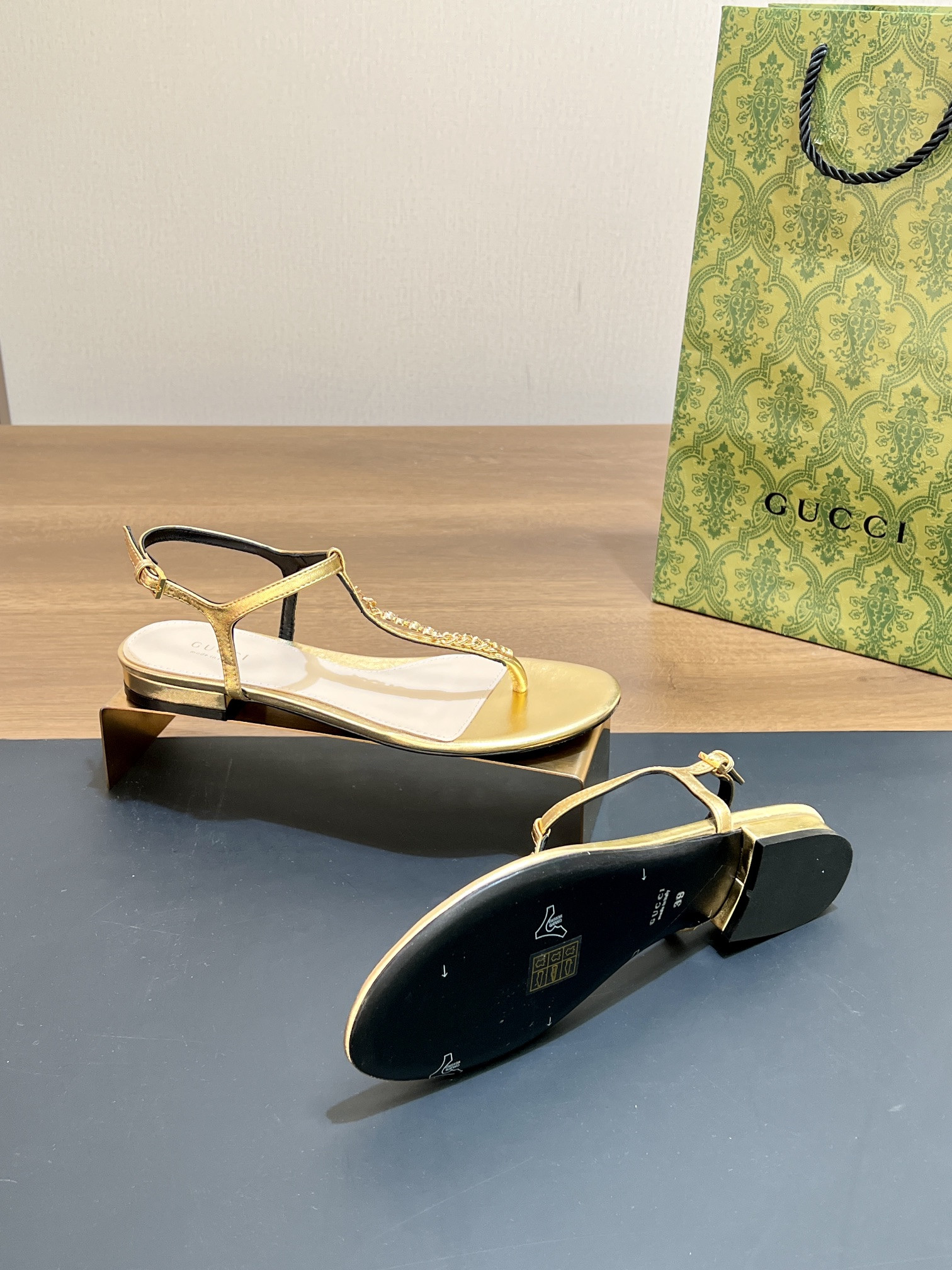 ua G*u*i signoria thong sandal