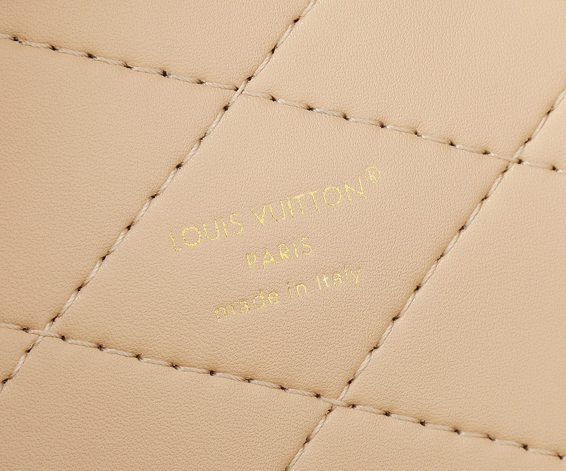 LV Scott M46933 5.3 x 3.5 x 4.5 inches