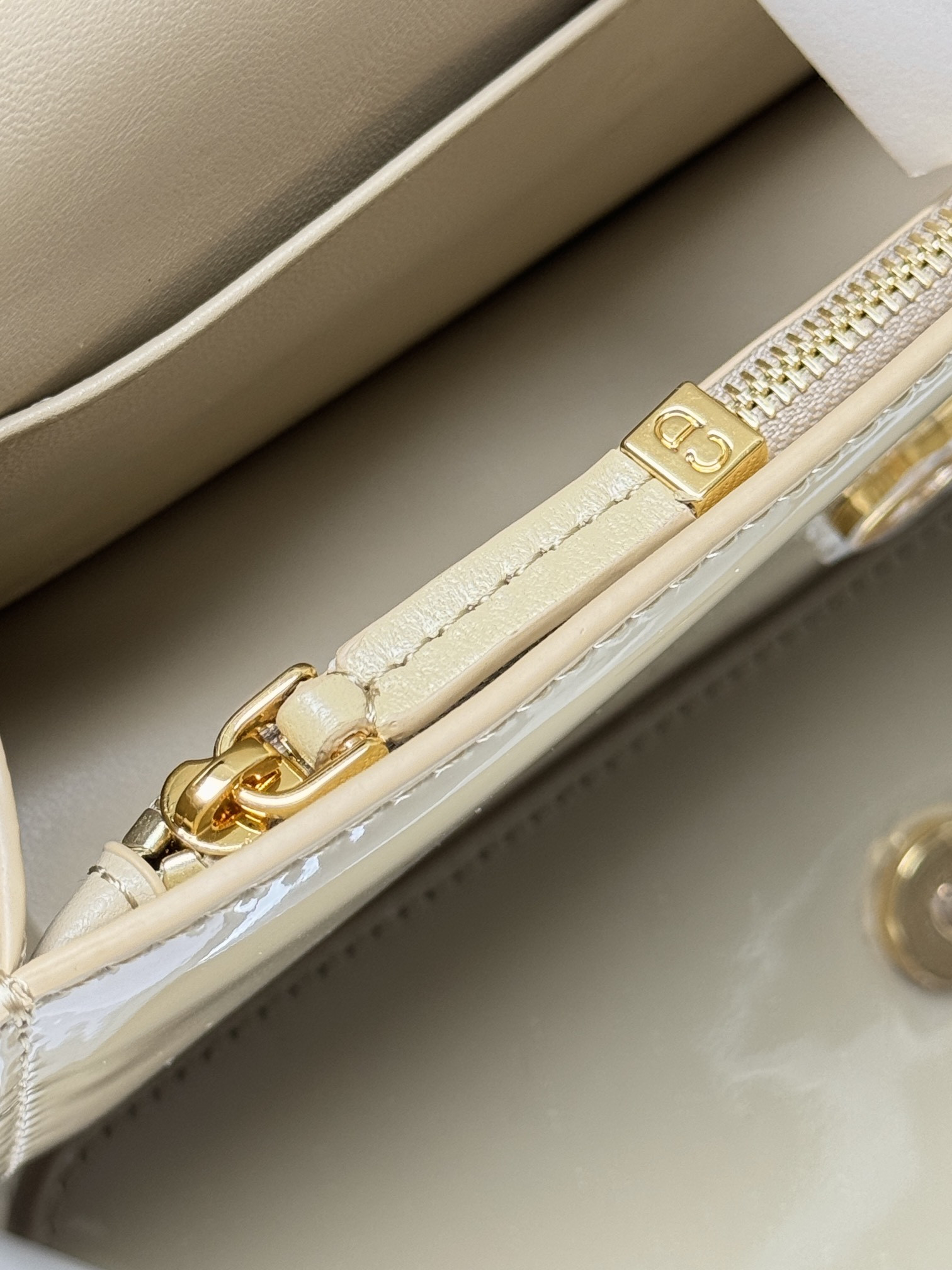 D*or miss D*or flap bag 22 x 11 x 6 cm(patent calfskin)