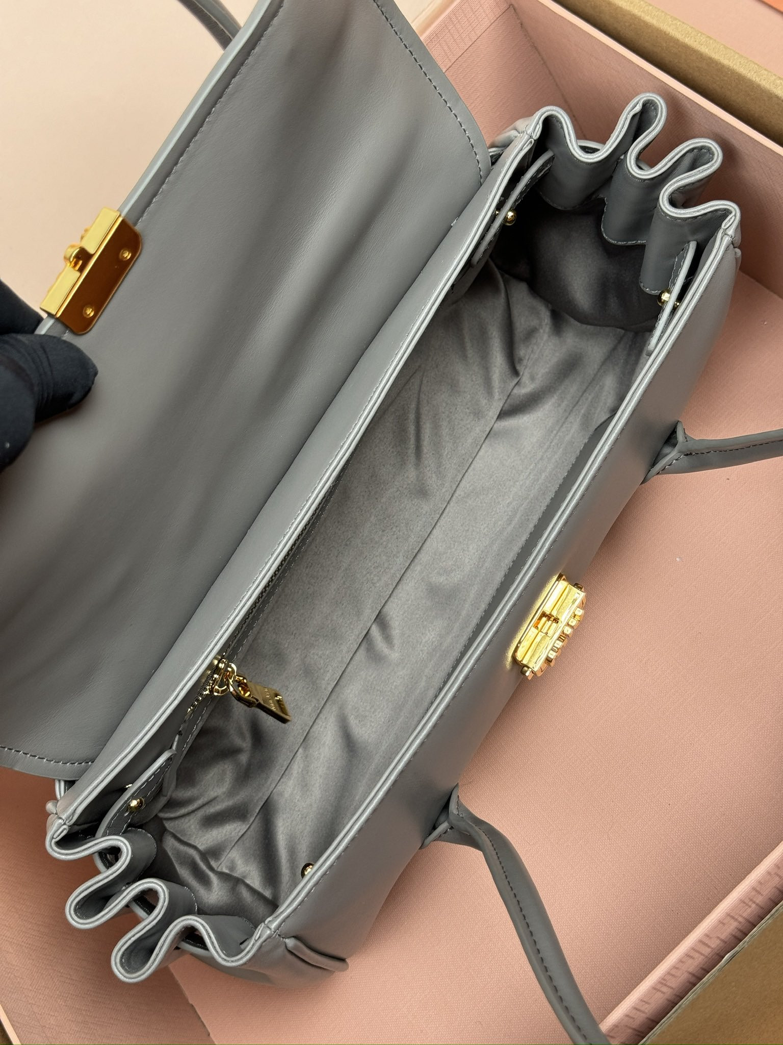 Miu Miu Leather shoulder bag 15x28x11cm