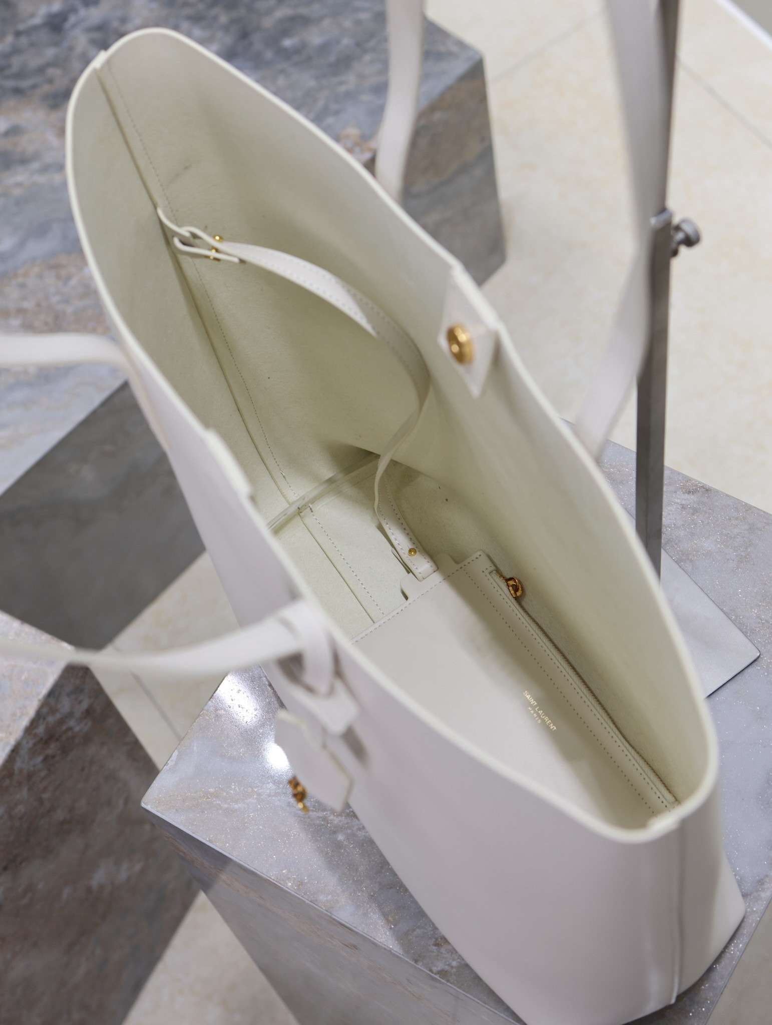 y*l shopping Sa**t Lau*nt in leather 32.5×35×10.5cm