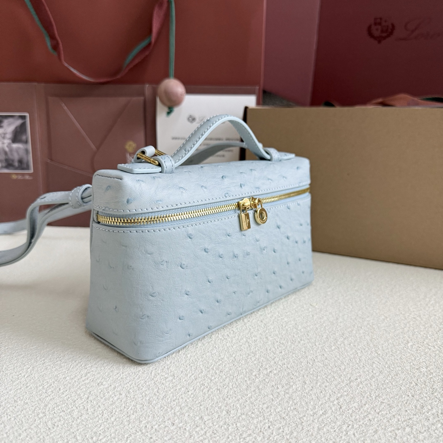 L**o p*ana extra pocket l19 ostrich-grained leather 11 x 19 x 6.5 cm